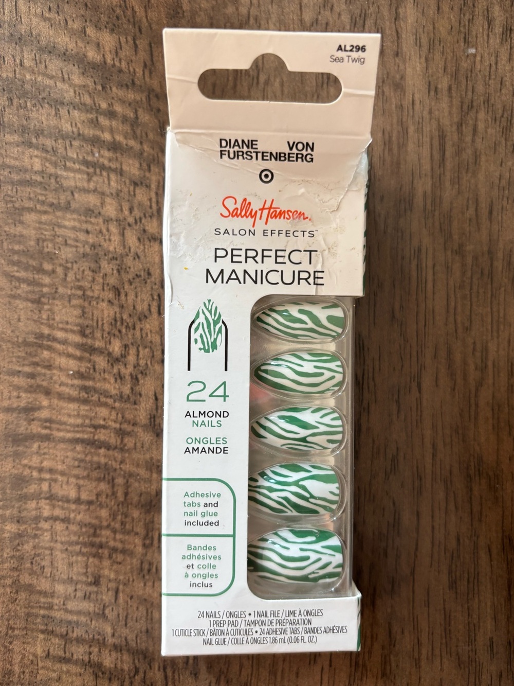 Sally Hansen - Diane Von Furstenberg - DVF Perfect Manicure Nails - Green Zebra